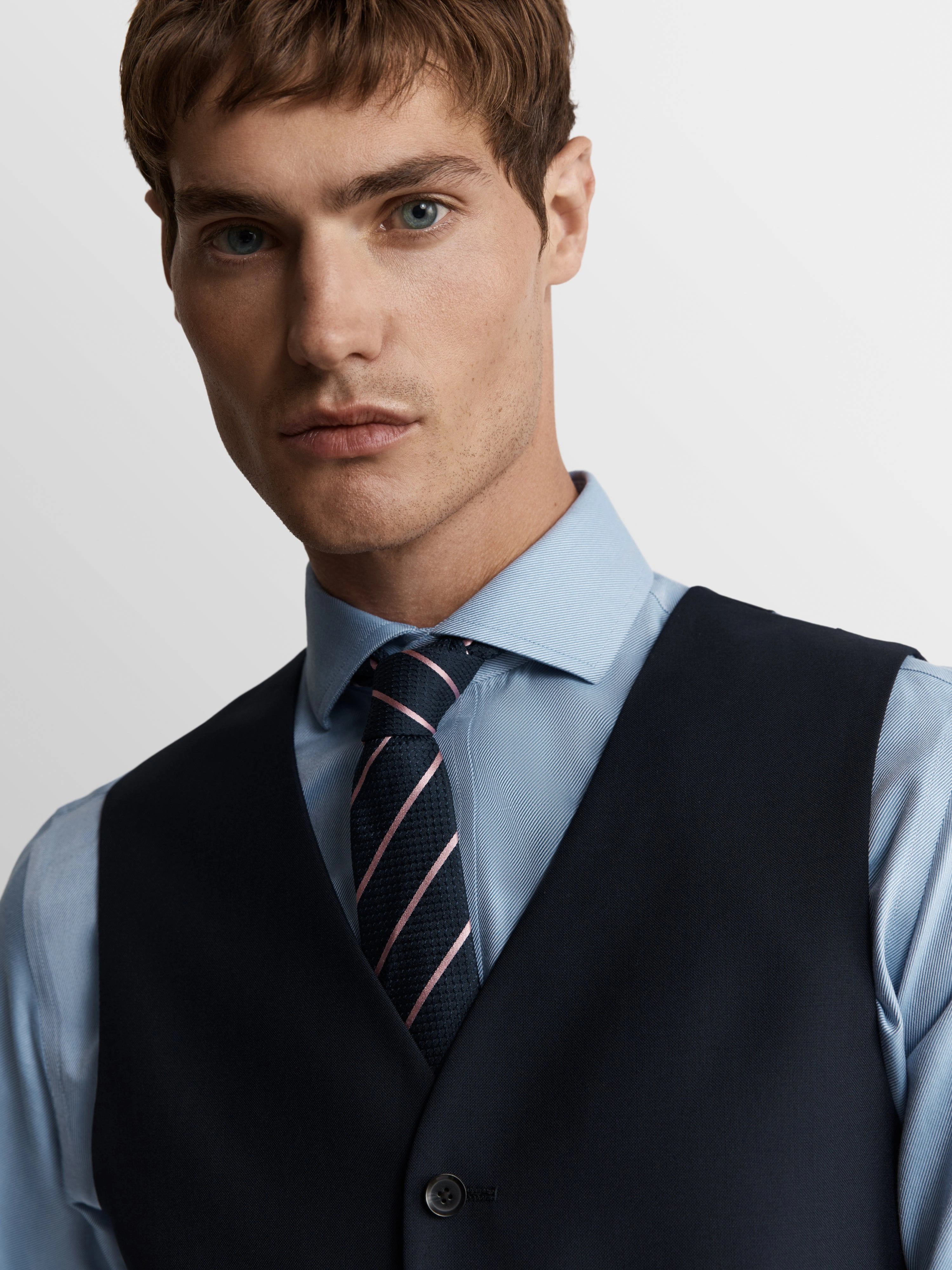 Aldgate Luxe Wol Slim Vest Italië: Een Meesterwerk voor Jouw Garderobe